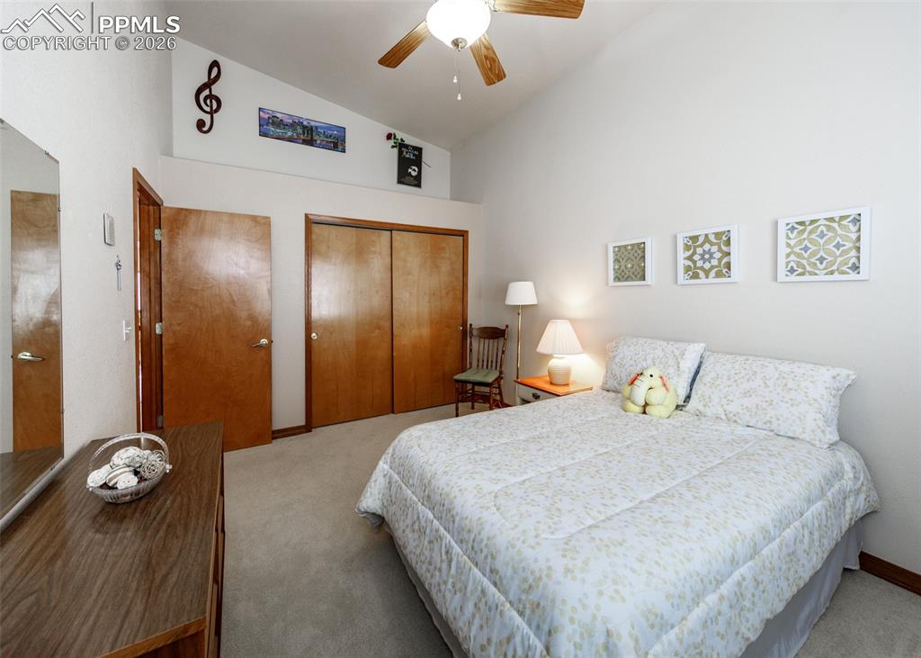 Image 23 of 50: Bedroom