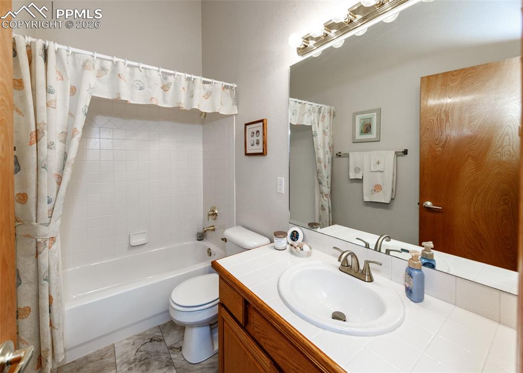 Image 26 of 50: Bathroom