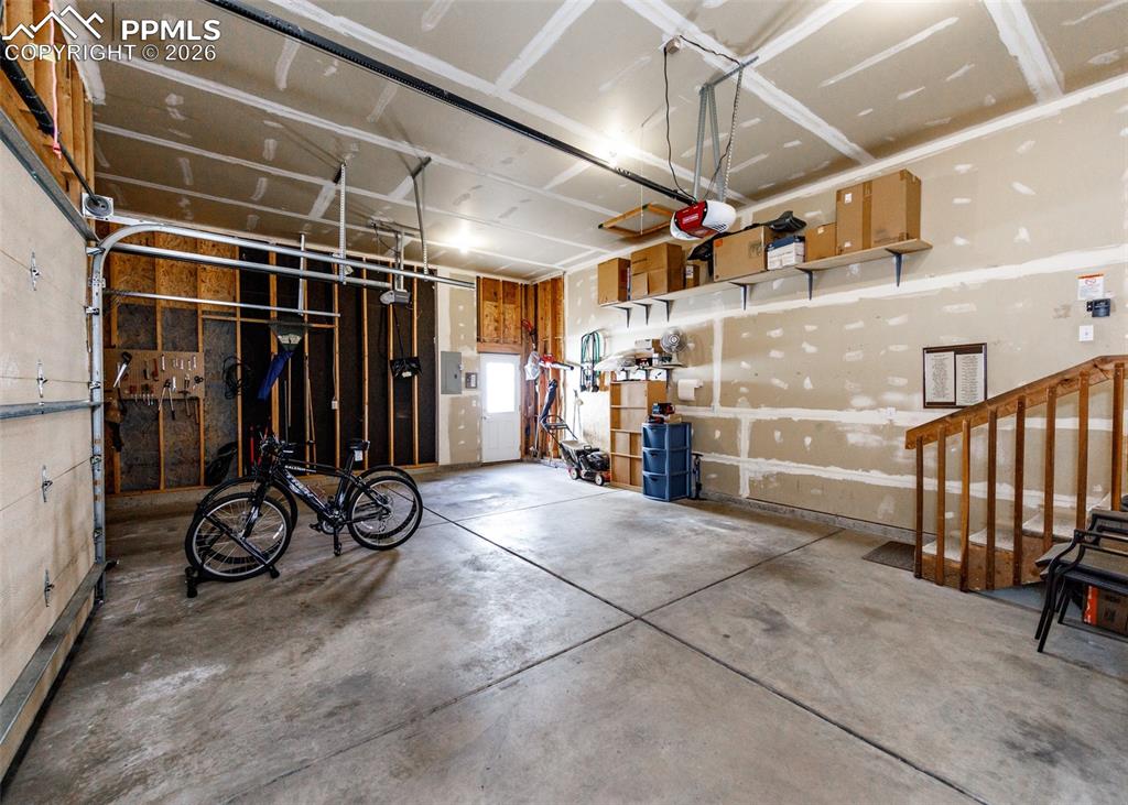 Image 29 of 50: Garage