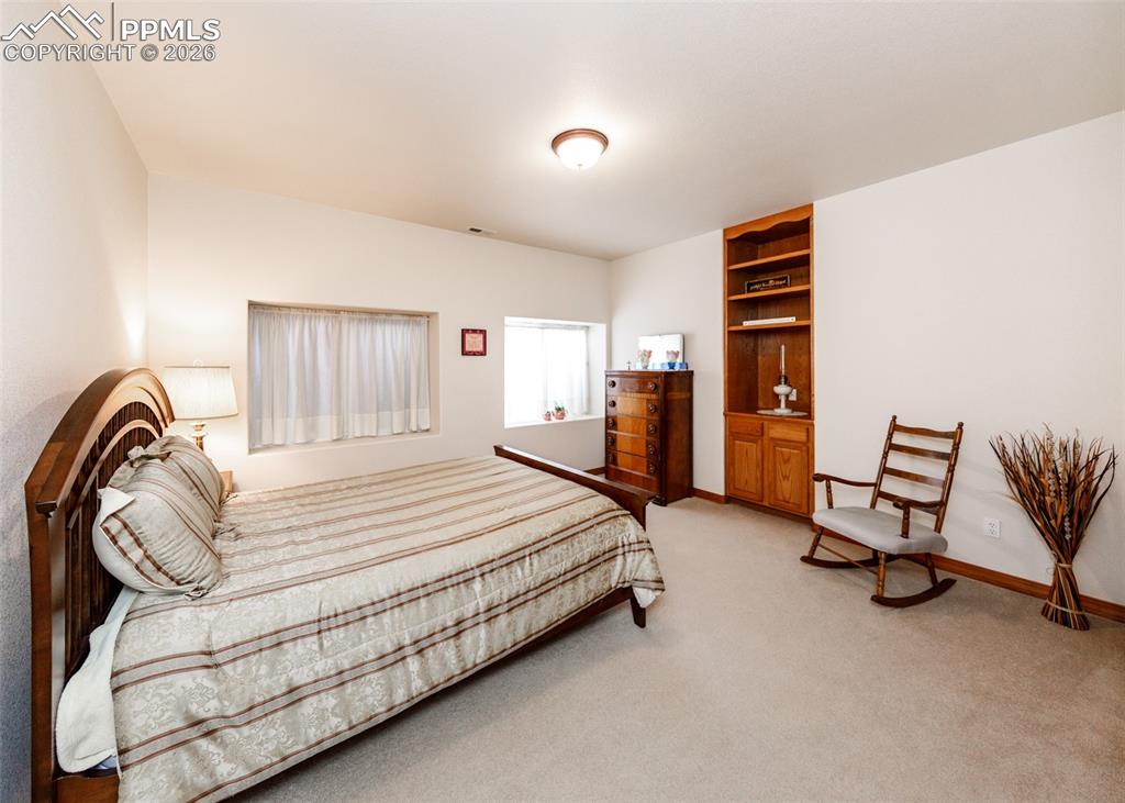 Image 35 of 50: Bedroom