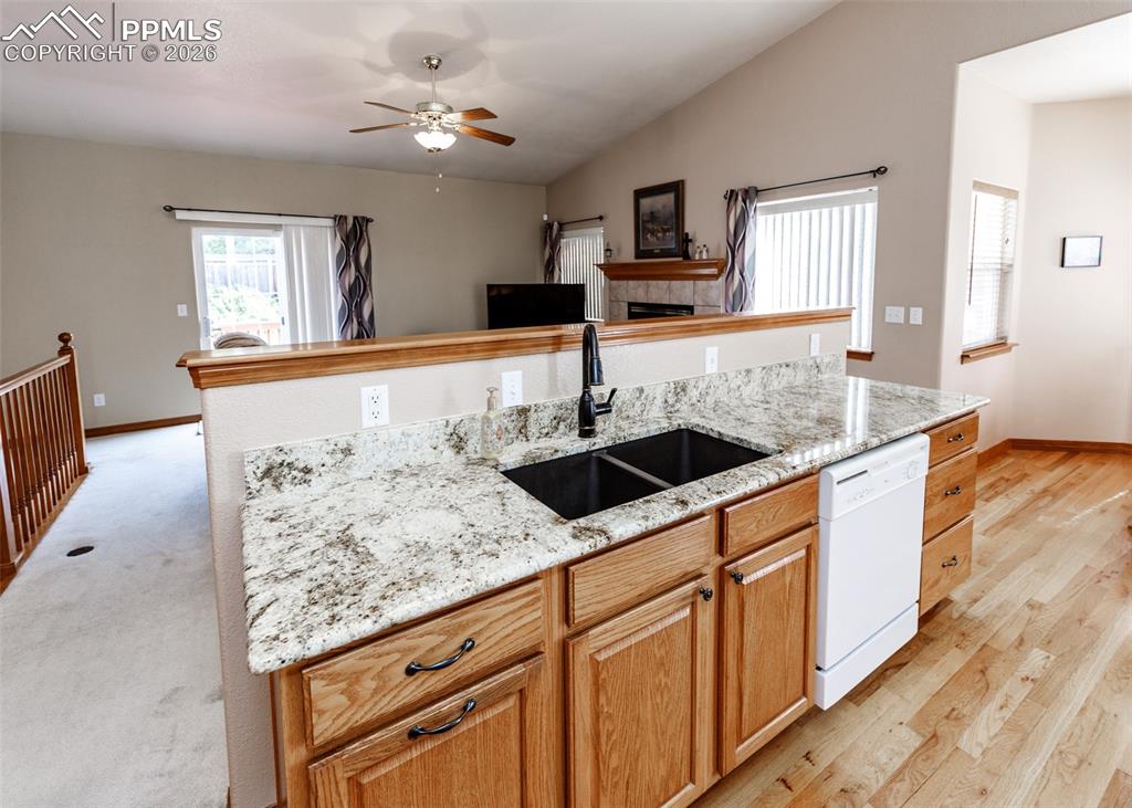 Image 5 of 50: Kitchen