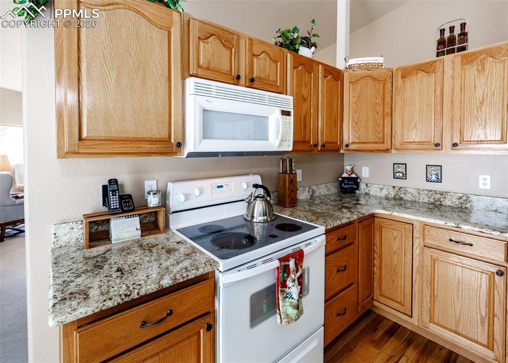 Image 6 of 50: Kitchen