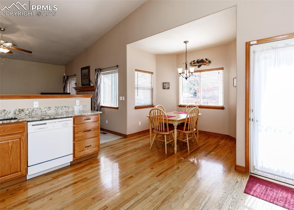 Image 7 of 50: Kitchen