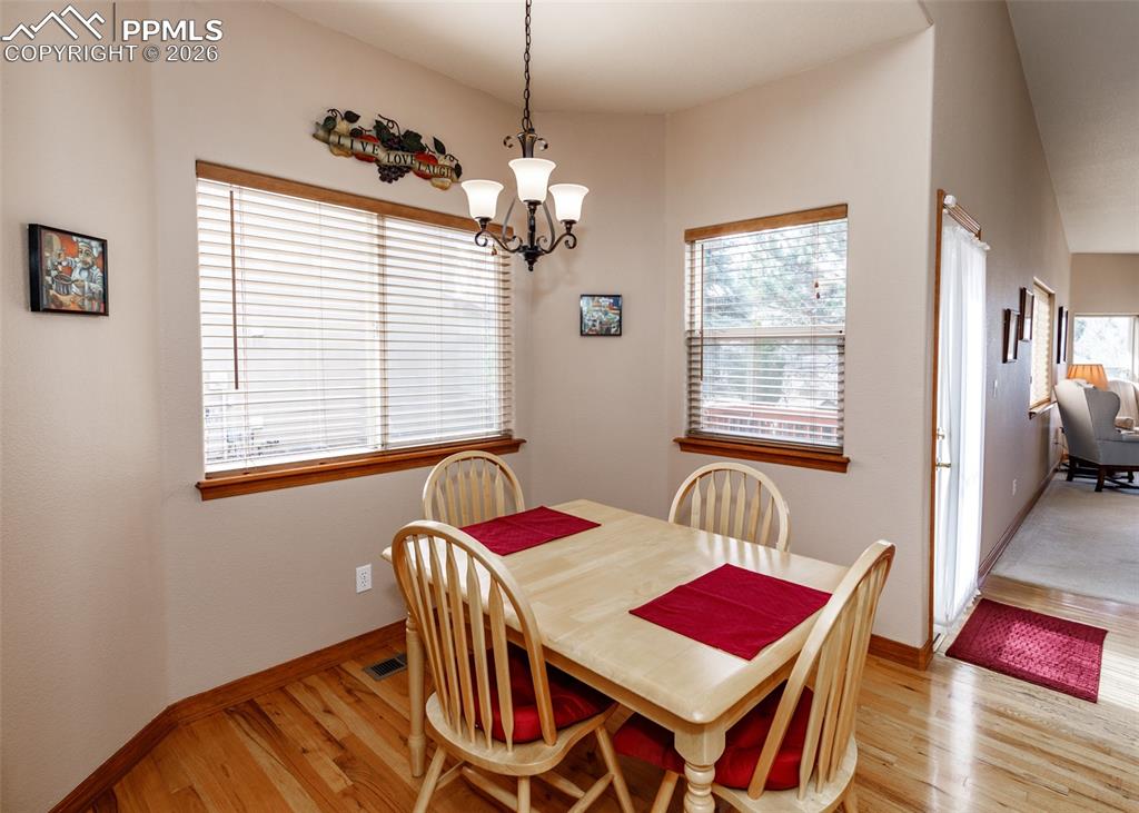 Image 8 of 50: Dining Area