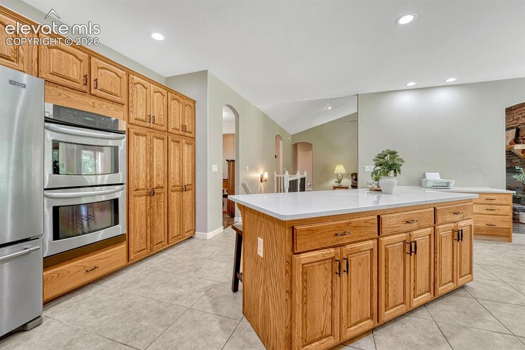 Image 10 of 50: Kitchen
