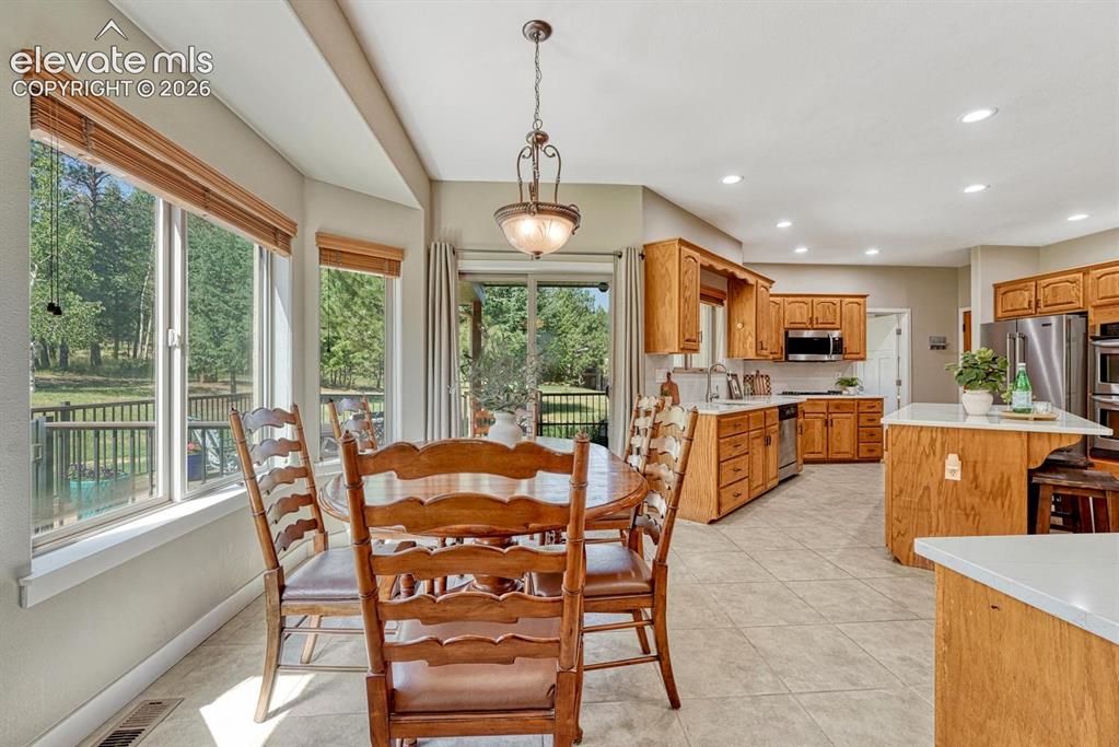Image 19 of 50: Dining Area