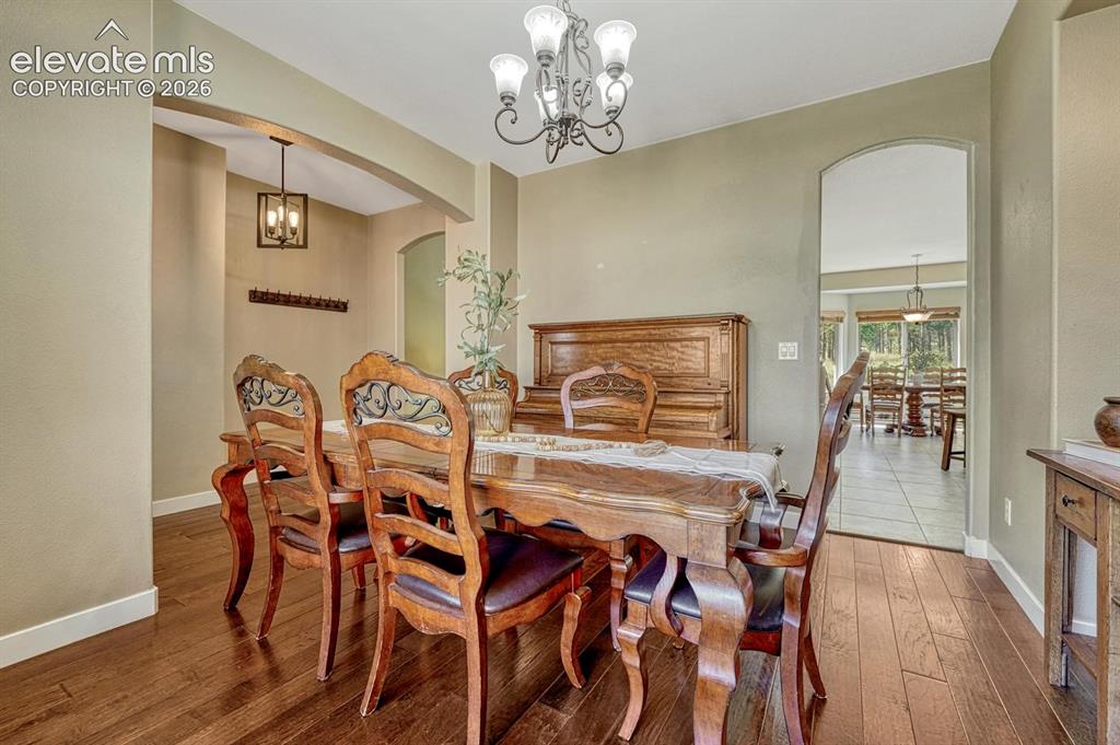 Image 21 of 50: Dining Area