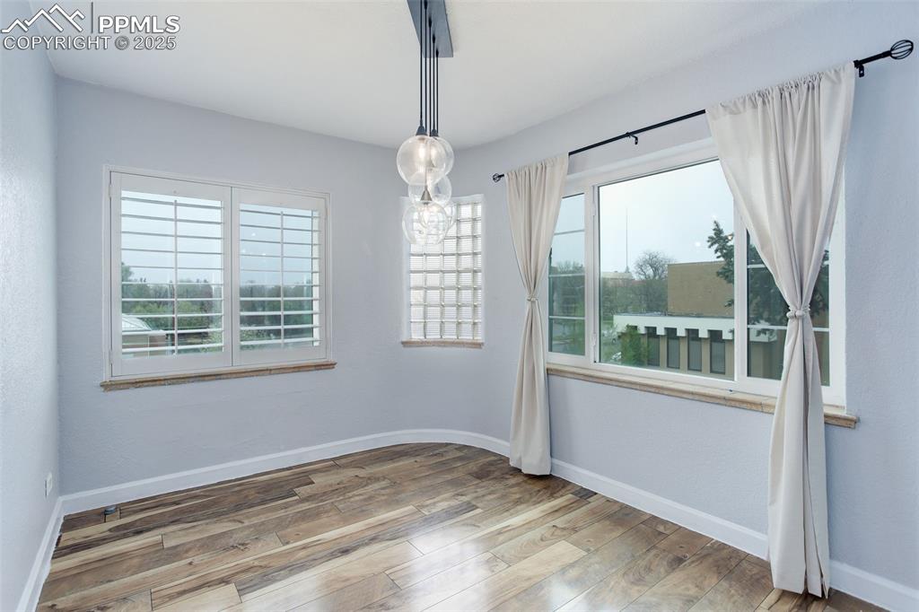 Image 12 of 37: Dining Area