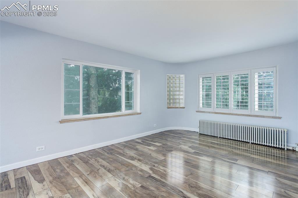 Image 14 of 37: Large living room