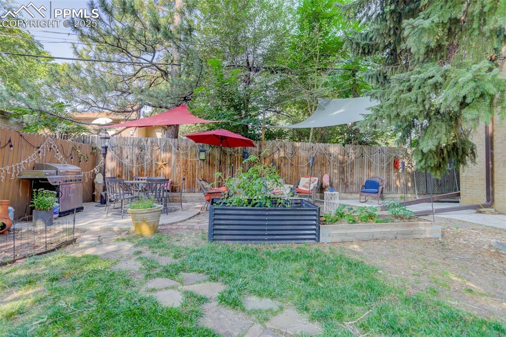 Image 32 of 37: Lovely, shared outdoor space