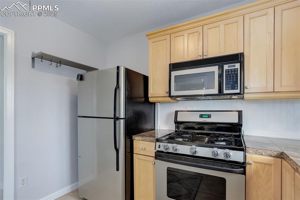 Image 8 of 37: Kitchen