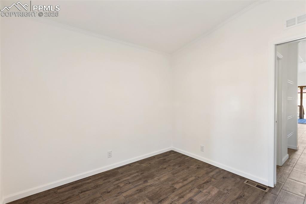 Image 11 of 15: Bedroom