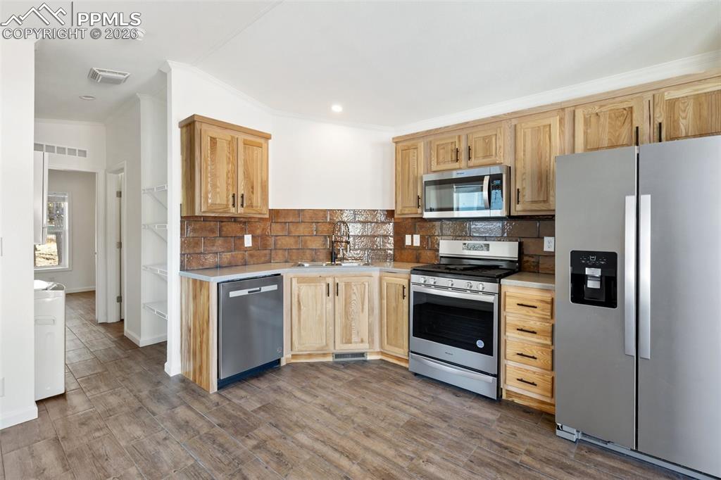 Image 4 of 15: Kitchen