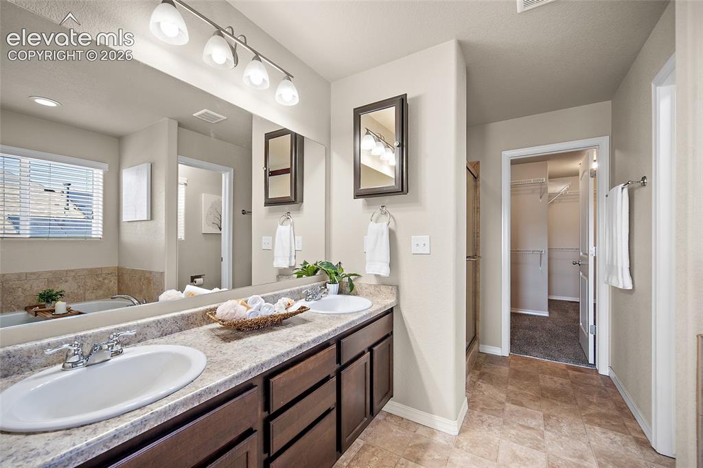 Image 19 of 38: Double sinks