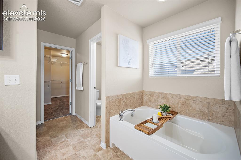Image 21 of 38: Soaking tub