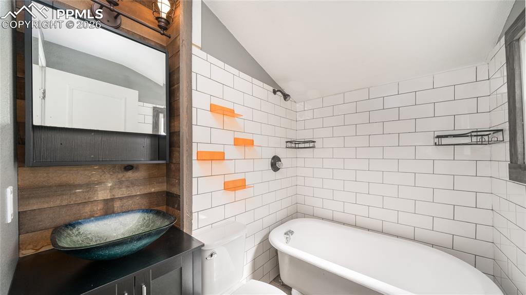 Image 7 of 14: Cottage house bathroom