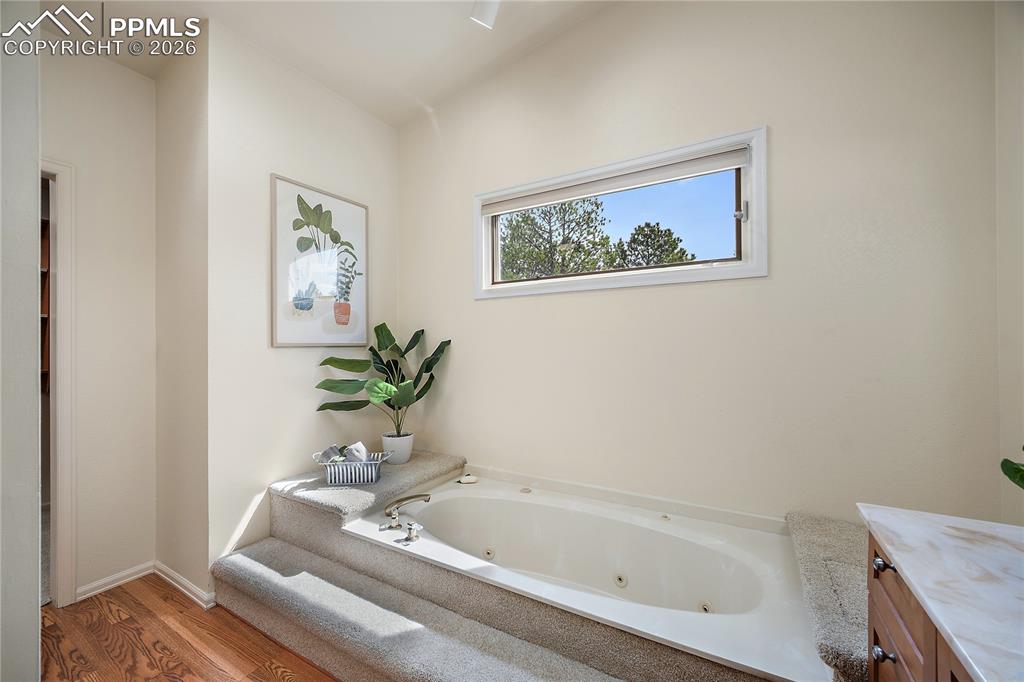 Image 29 of 49: Soaking tub