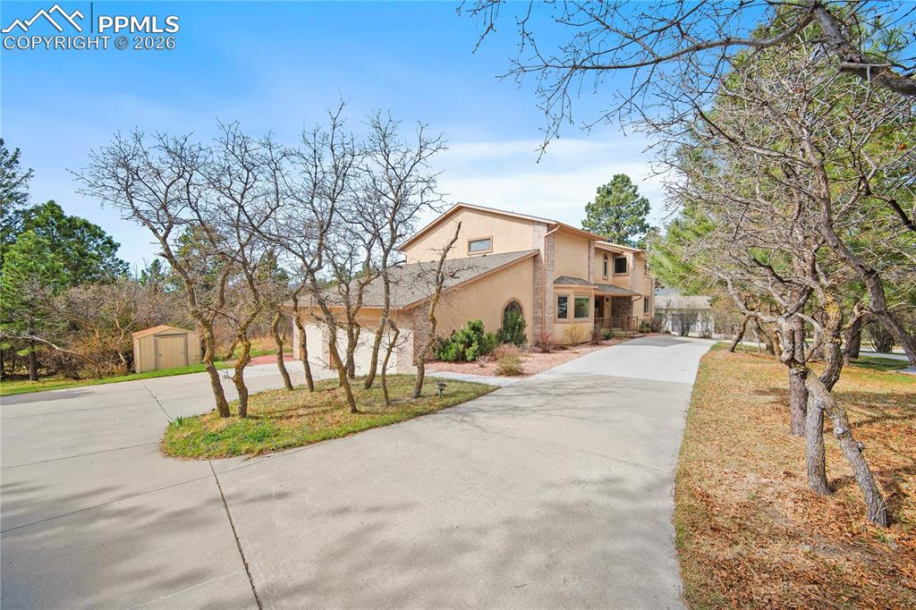 Image 5 of 49: Circular driveway