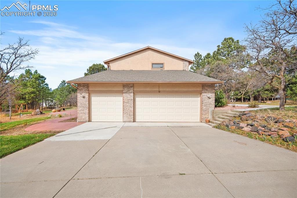 Image 6 of 49: 3 car garage