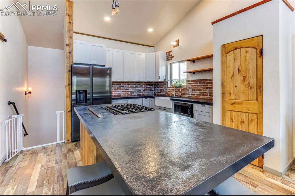 Image 15 of 47: Kitchen