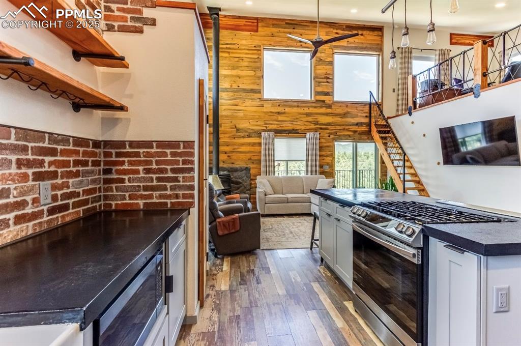 Image 17 of 47: Kitchen