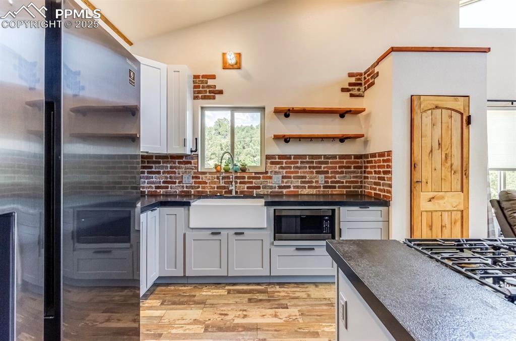 Image 18 of 47: Kitchen