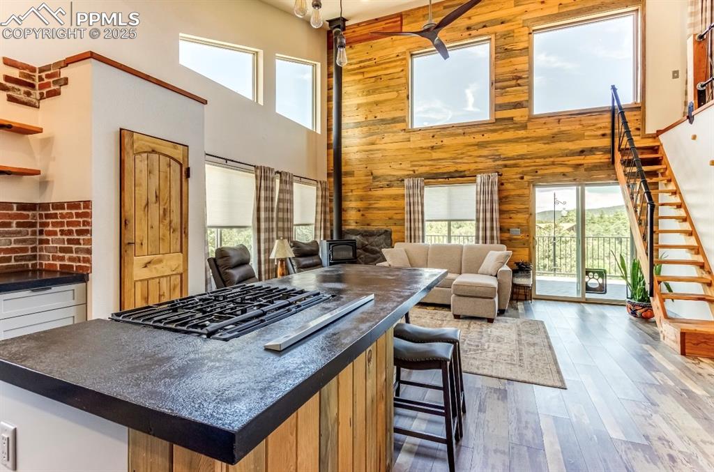 Image 19 of 47: Kitchen