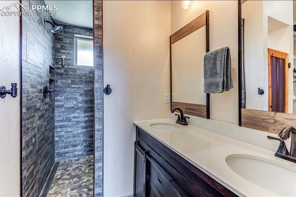 Image 33 of 47: Bathroom
