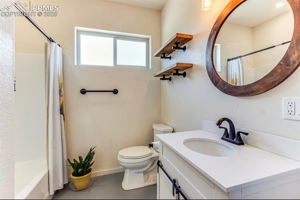 Image 35 of 47: Bathroom