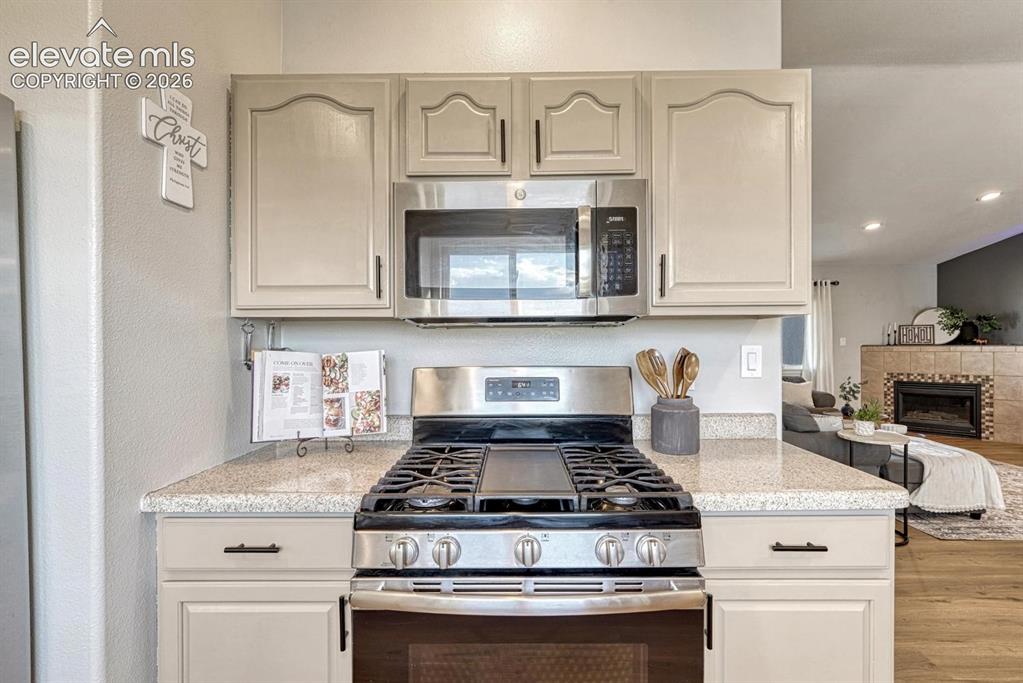 Image 16 of 50: Kitchen