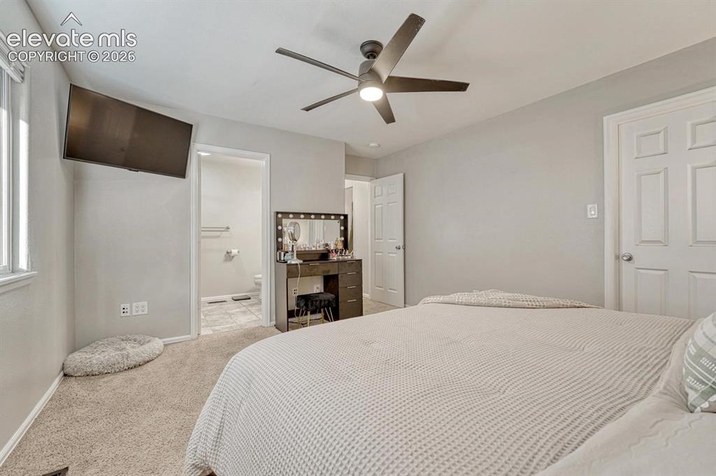 Image 19 of 50: Bedroom