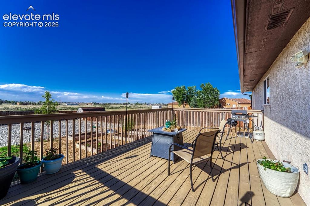 Image 8 of 50: Deck
