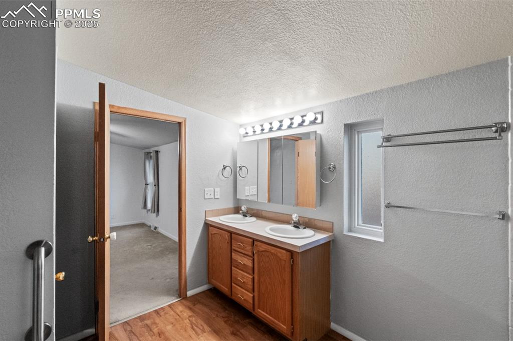 Image 10 of 32: Bathroom