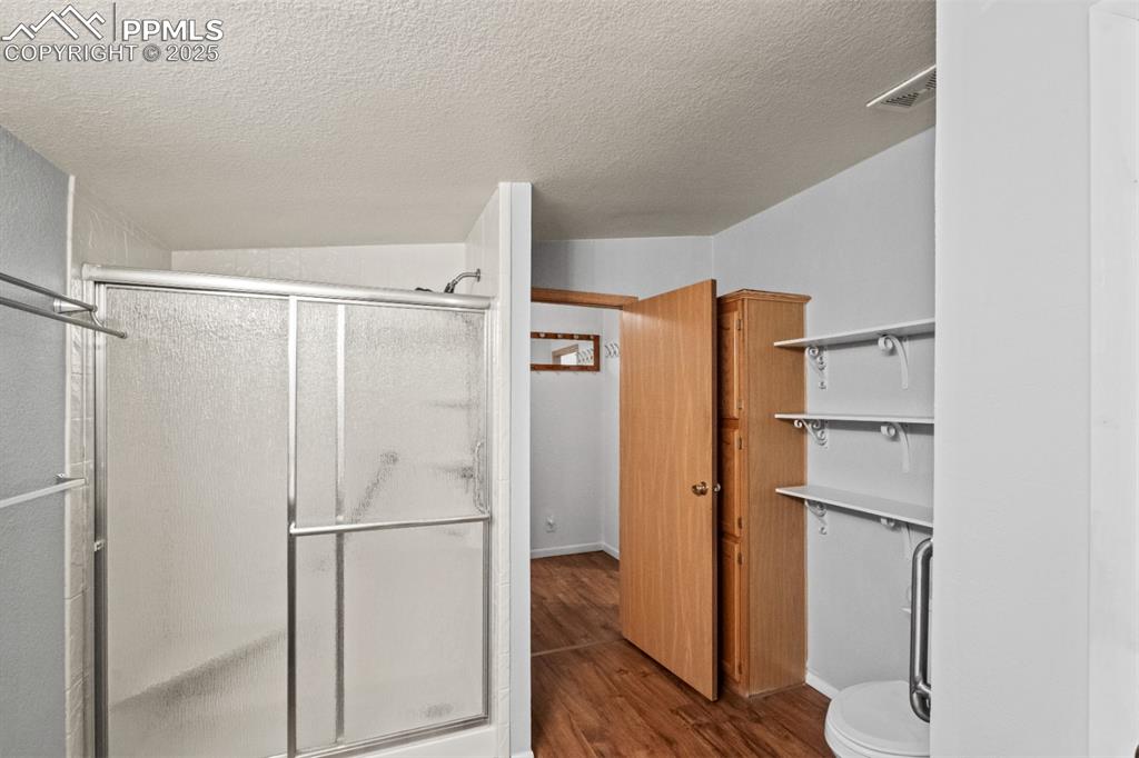 Image 11 of 32: Bathroom