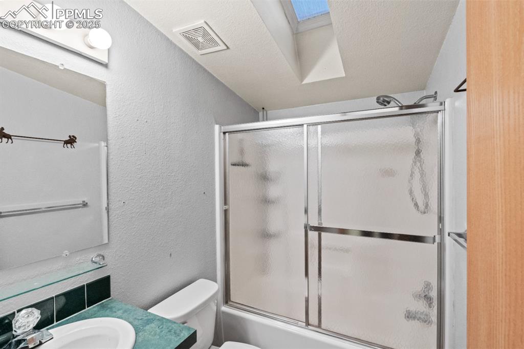 Image 14 of 32: Bathroom