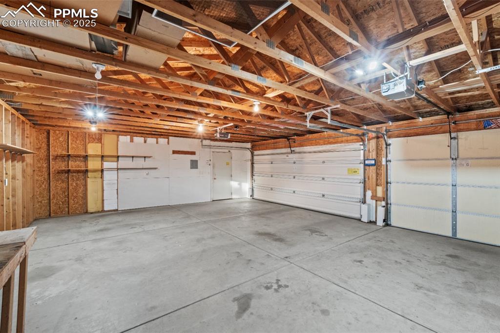 Image 16 of 32: Garage