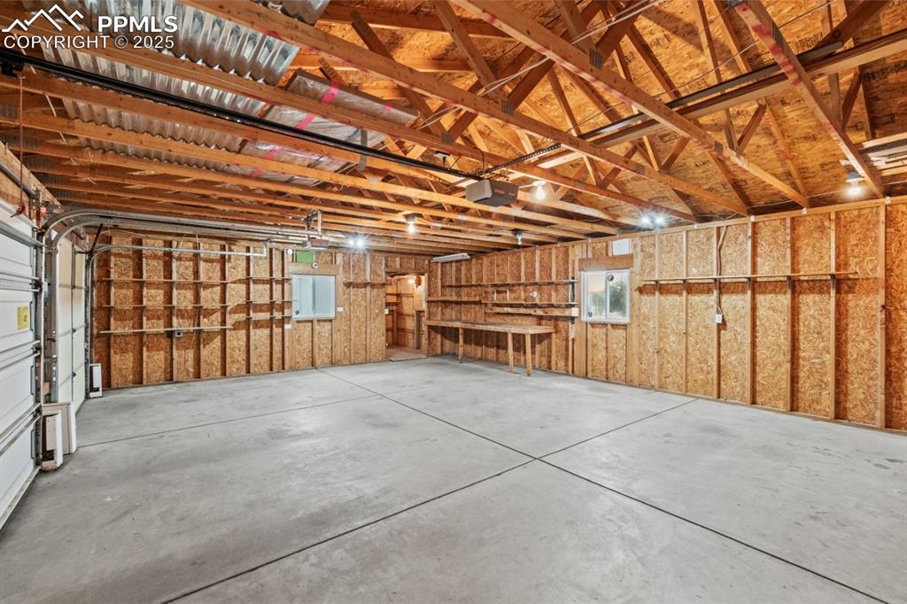 Image 17 of 32: Garage