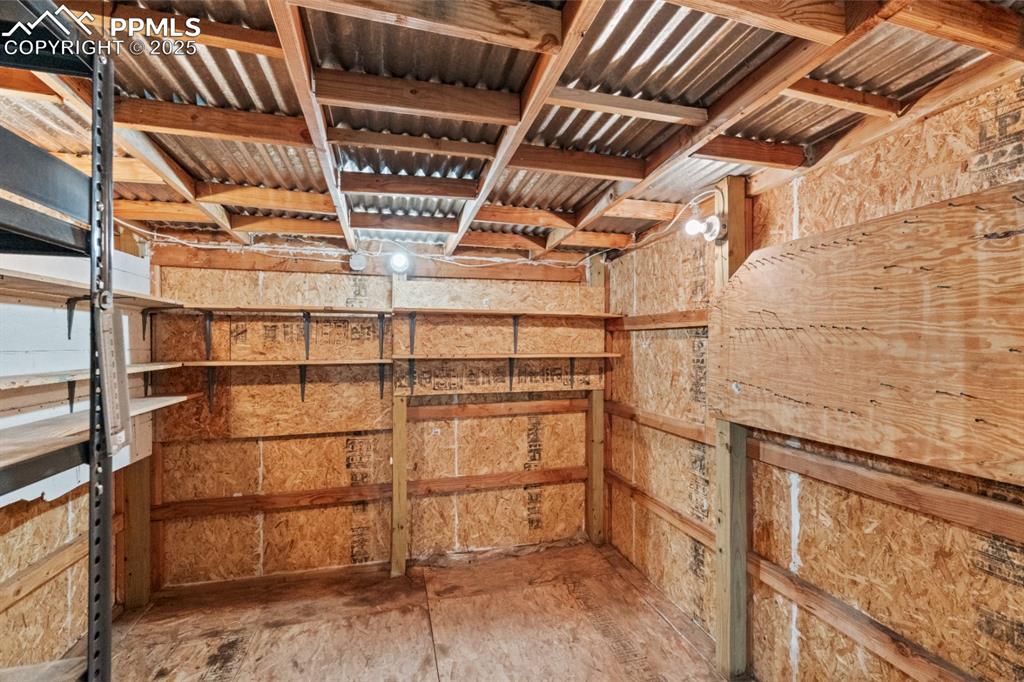 Image 18 of 32: Garage