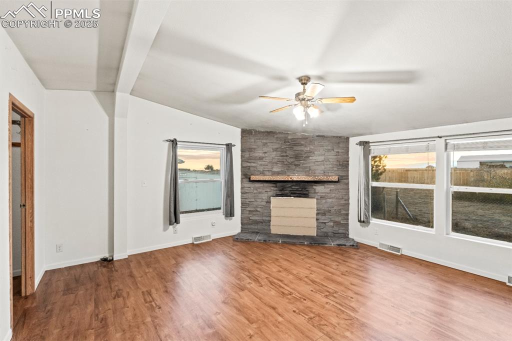 Image 2 of 32: Family Room