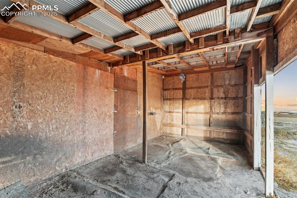 Image 24 of 32: Stable