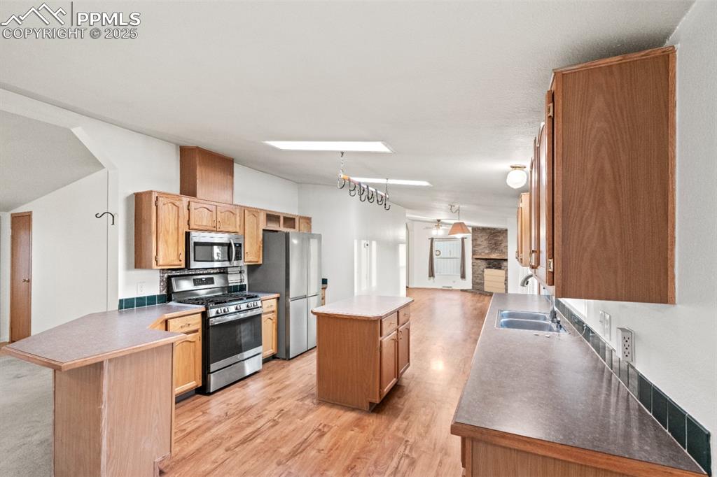 Image 3 of 32: Kitchen