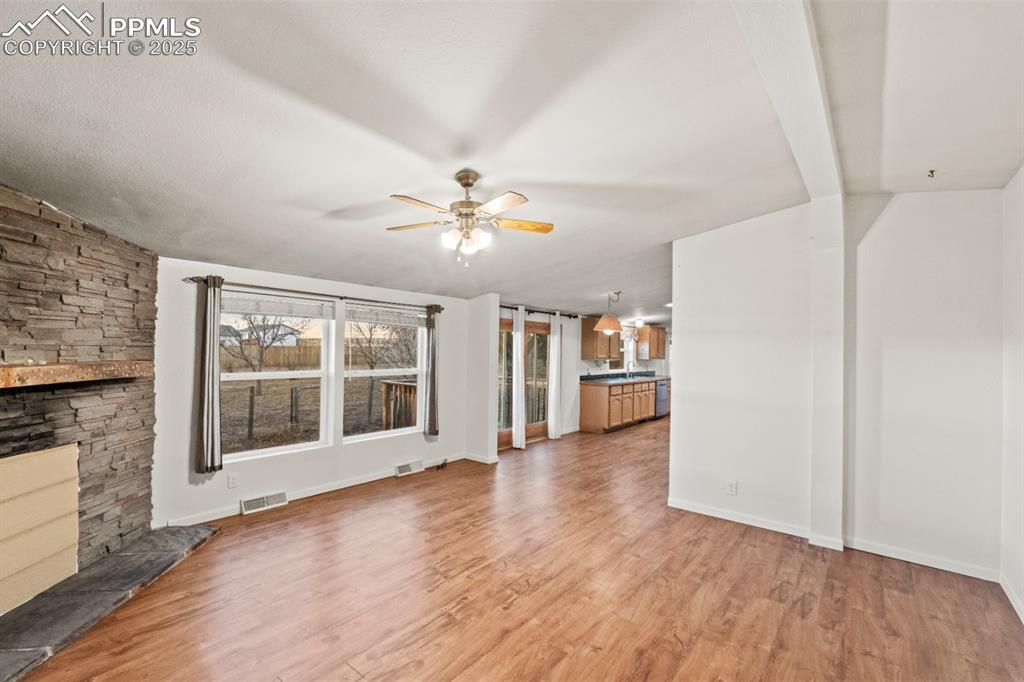 Image 5 of 32: Living Room