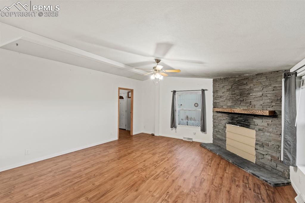 Image 6 of 32: Living Room