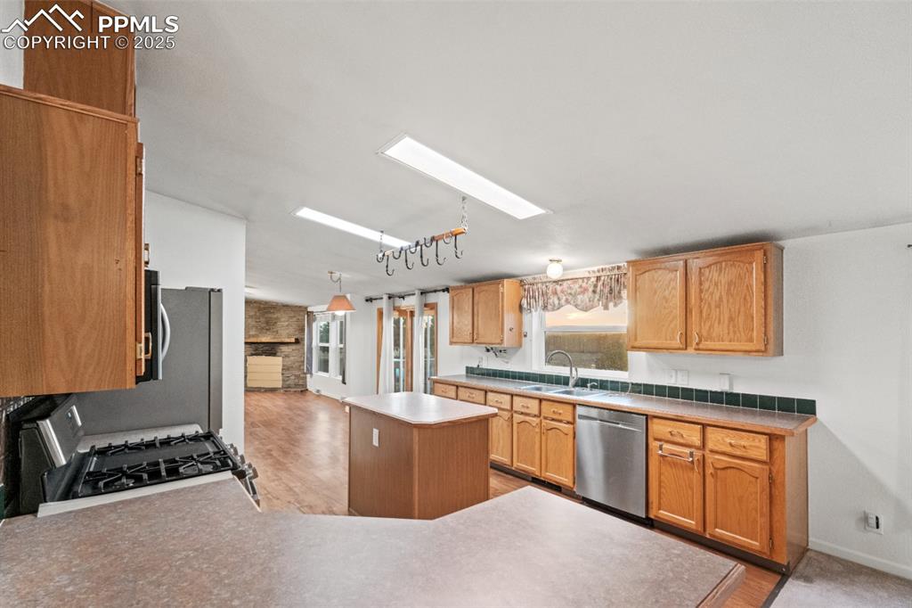 Image 7 of 32: Kitchen