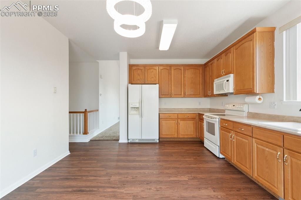 Image 11 of 28: Kitchen