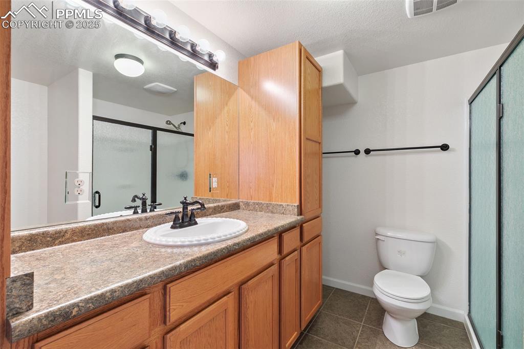 Image 22 of 28: Basement bathroom.