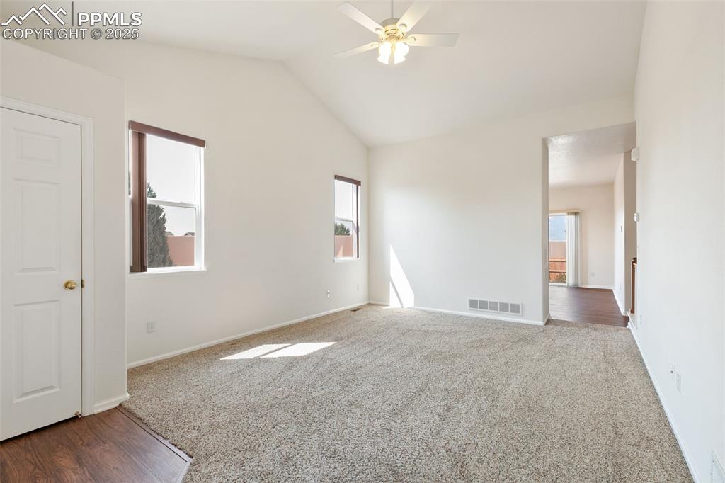 Image 4 of 28: Light and bright, lovingly maintained home!
