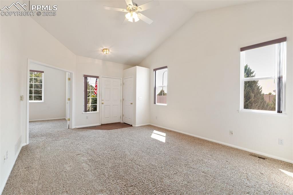 Image 5 of 28: Light and bright, lovingly maintained home!