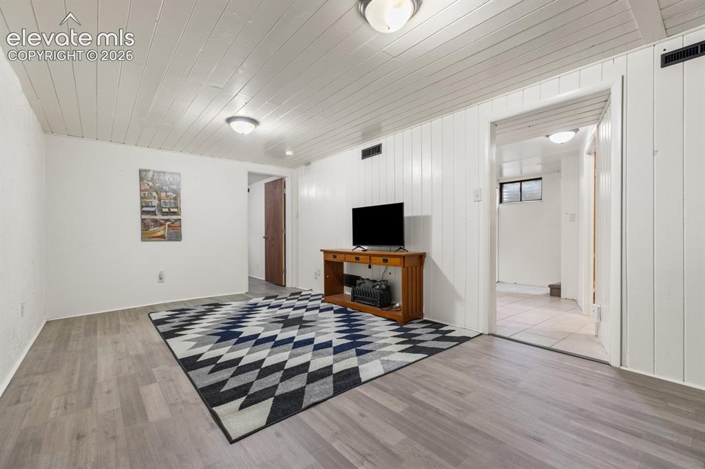 Image 26 of 32: Family Room