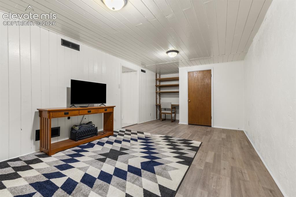 Image 27 of 32: Family Room